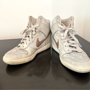 NIKE Women's Dunk Sky Hi Light Bone-Sail-Metallic Red Bronze US 9 528899-013